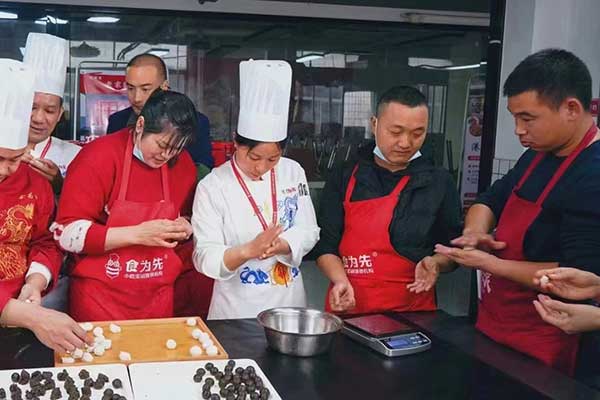 衡阳肠粉培训班一般多少钱 - 食为先小吃培训